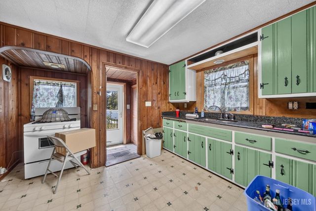 27 Lillian Terrace, Woodbridge Proper, NJ 07095