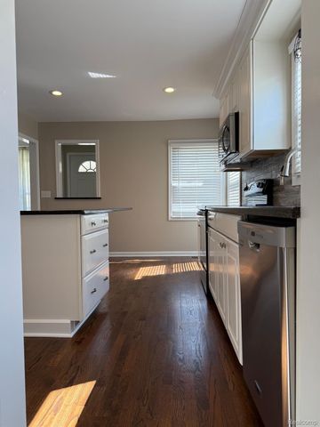 800 CAMBRIDGE Road, Berkley, MI 48072