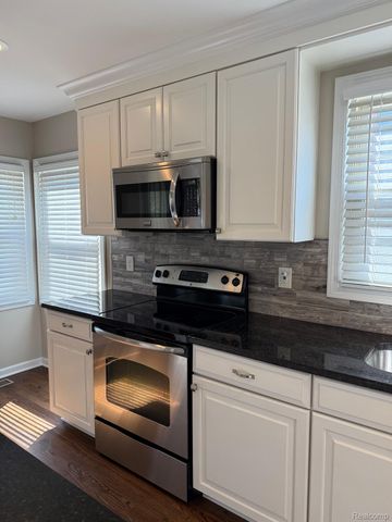 800 CAMBRIDGE Road, Berkley, MI 48072