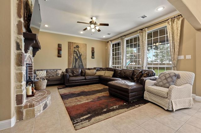603 E Saunders Street, Trenton, TX 75490