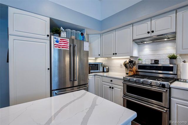 30261 Green Acres, Farmington Hills, MI 48334