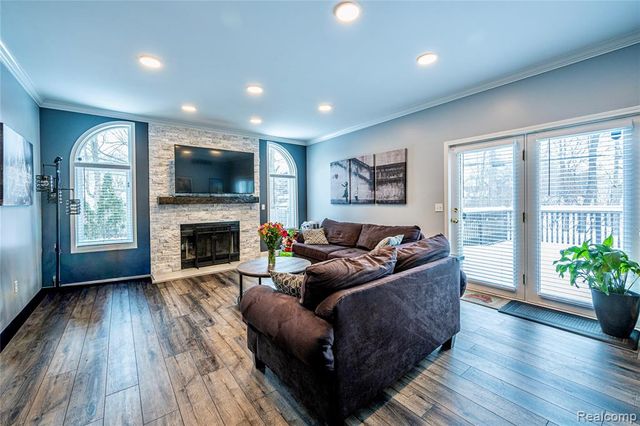 30261 Green Acres, Farmington Hills, MI 48334