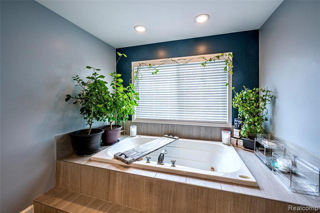 30261 Green Acres, Farmington Hills, MI 48334