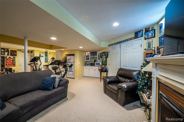 30261 Green Acres, Farmington Hills, MI 48334