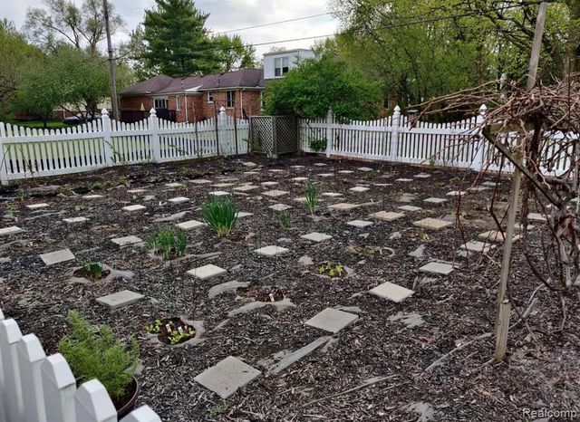 30261 Green Acres, Farmington Hills, MI 48334