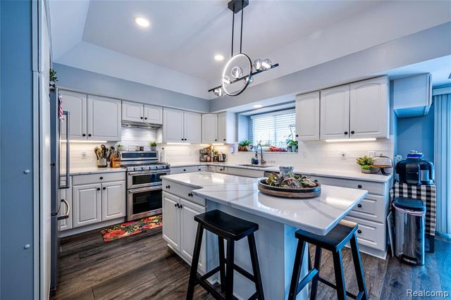 30261 Green Acres, Farmington Hills, MI 48334