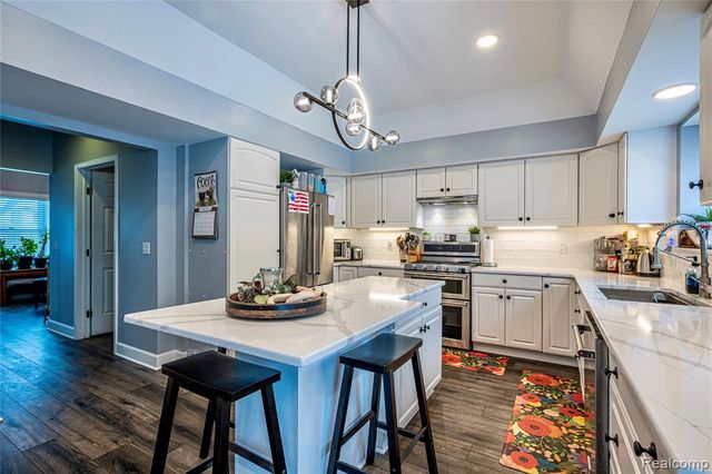 30261 Green Acres, Farmington Hills, MI 48334