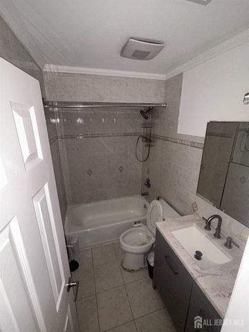 17 Raleigh Road, Edison, NJ 08817