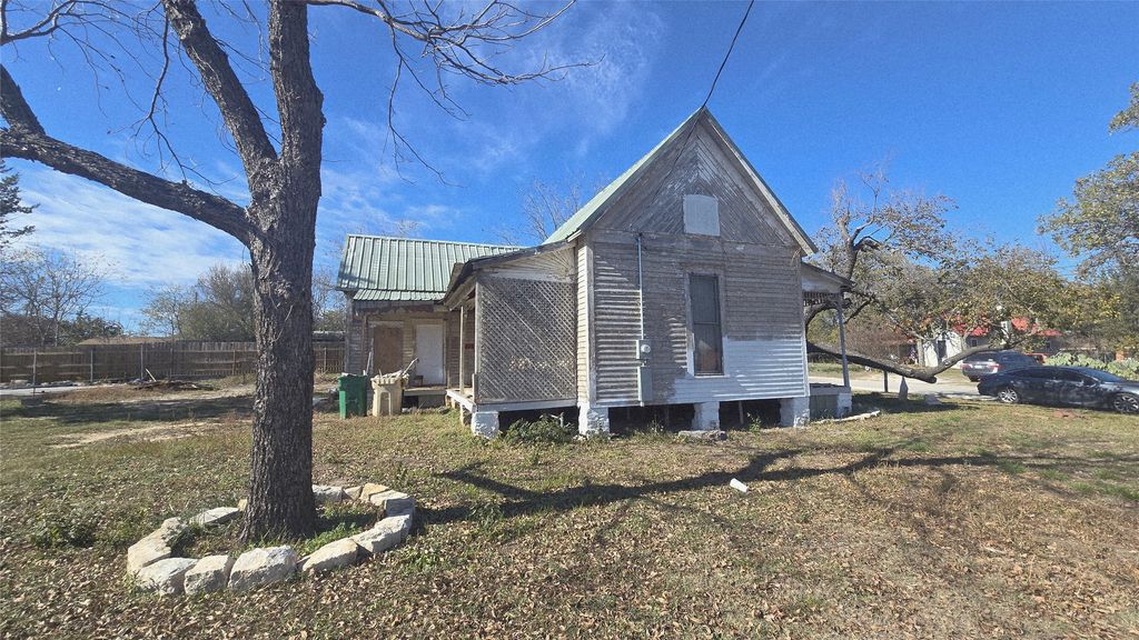 308 E Duncan Avenue, Comanche, TX 76442