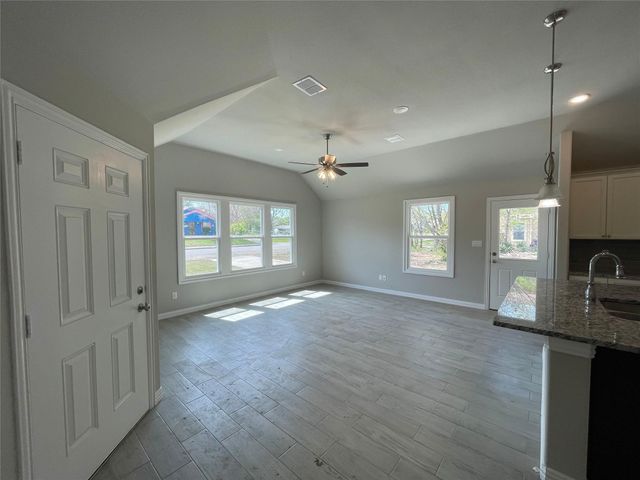 1019 E Hattie Street, Fort Worth, TX 76104