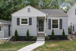 2169 Roslyn Road, Grosse Pointe Woods, MI 48236