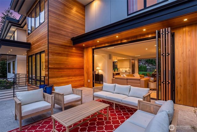 9818 SE 42nd Place, Mercer Island, WA 98040