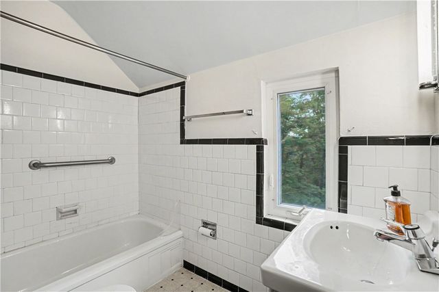 284 Barclay Ave, Forest Hills Boro, PA 15221