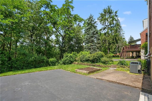284 Barclay Ave, Forest Hills Boro, PA 15221