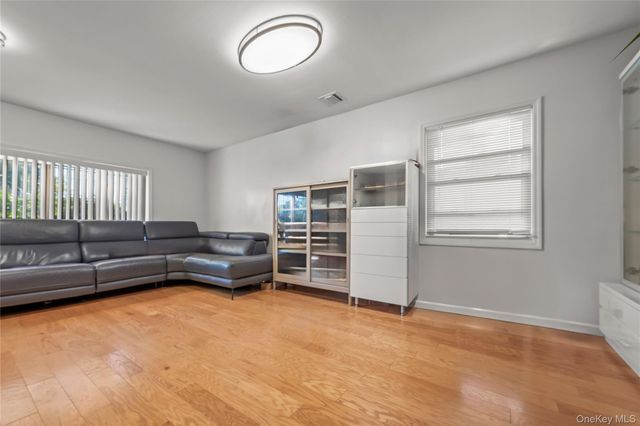 669 W fingerboard Road, Staten Island, NY 10305