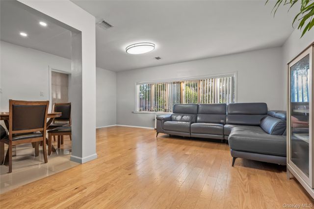 669 W fingerboard Road, Staten Island, NY 10305