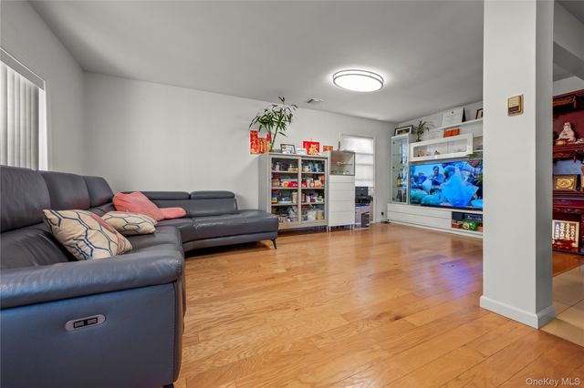 669 W fingerboard Road, Staten Island, NY 10305