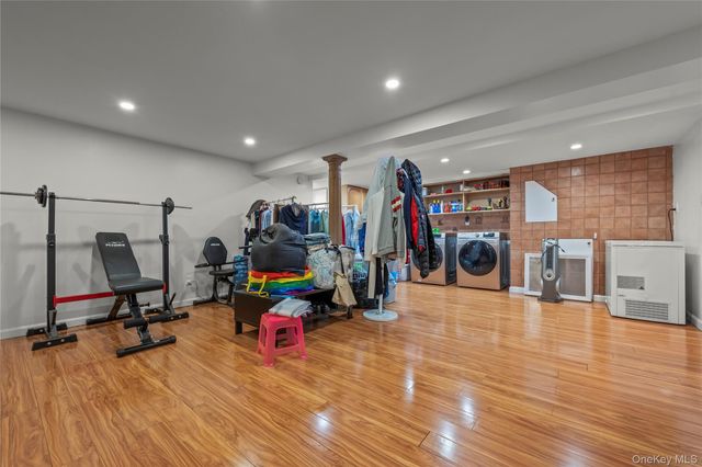 669 W fingerboard Road, Staten Island, NY 10305