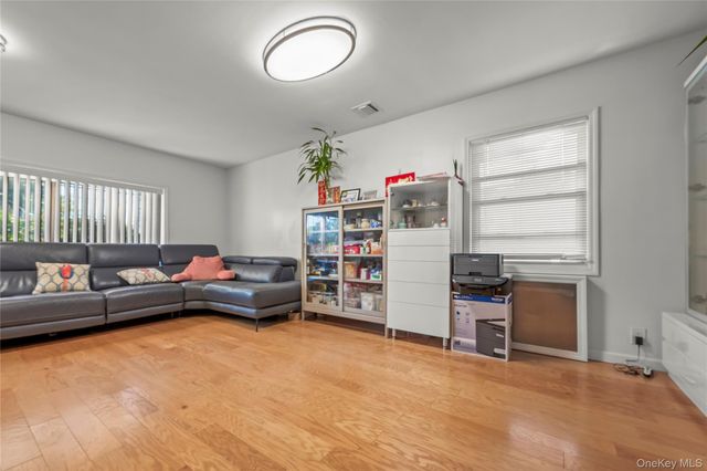 669 W fingerboard Road, Staten Island, NY 10305