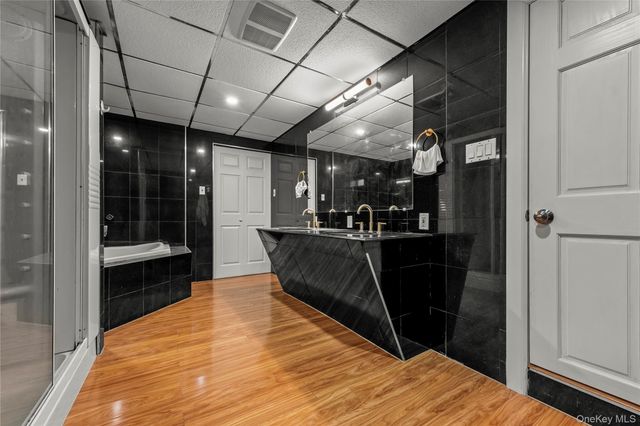 669 W fingerboard Road, Staten Island, NY 10305