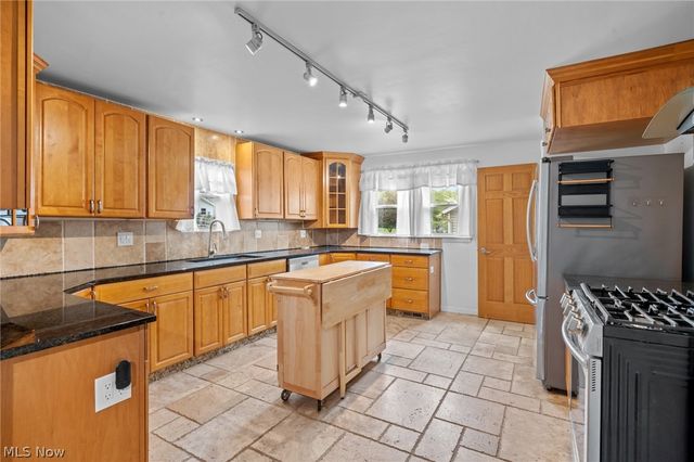 1772 High Street, Cuyahoga Falls, OH 44221