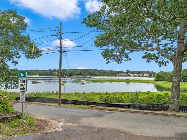 15 3rd St, Wareham, MA 02571