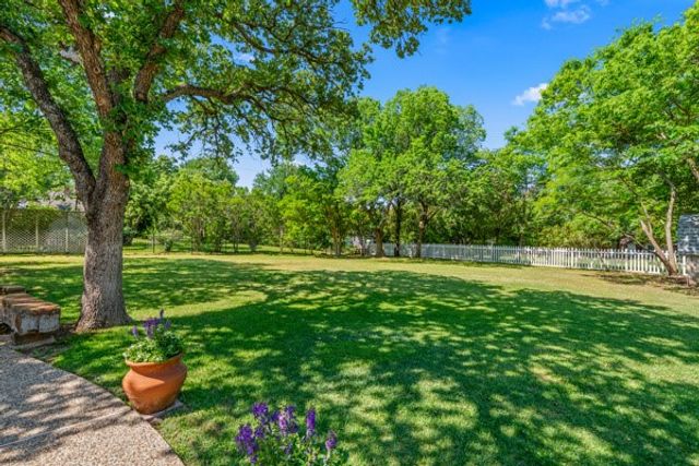 150 Creekside Drive, Double Oak, TX 75077