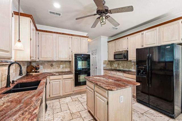 150 Creekside Drive, Double Oak, TX 75077