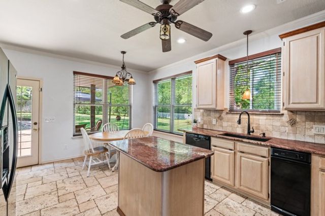 150 Creekside Drive, Double Oak, TX 75077
