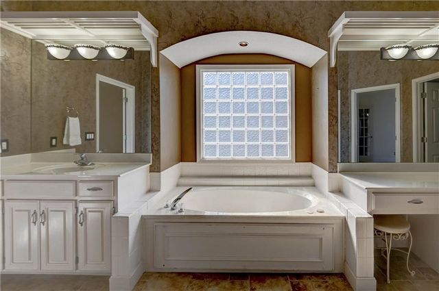 9625 CAILLER Drive, Lenexa, KS 66220