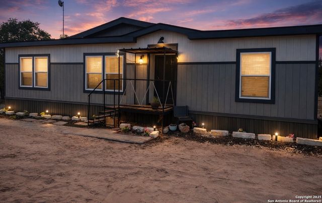 140 County Road 7866, Devine, TX 78016