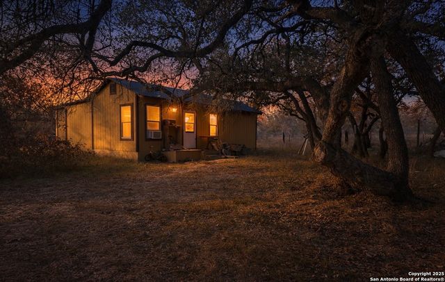 140 County Road 7866, Devine, TX 78016