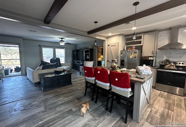 140 County Road 7866, Devine, TX 78016