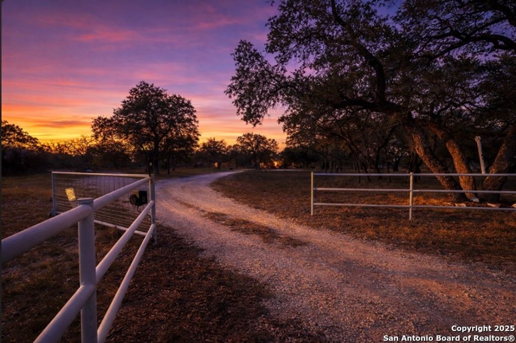 140 County Road 7866, Devine, TX 78016