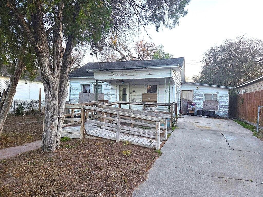 515 E Henrietta Ave, Kingsville, TX 78363