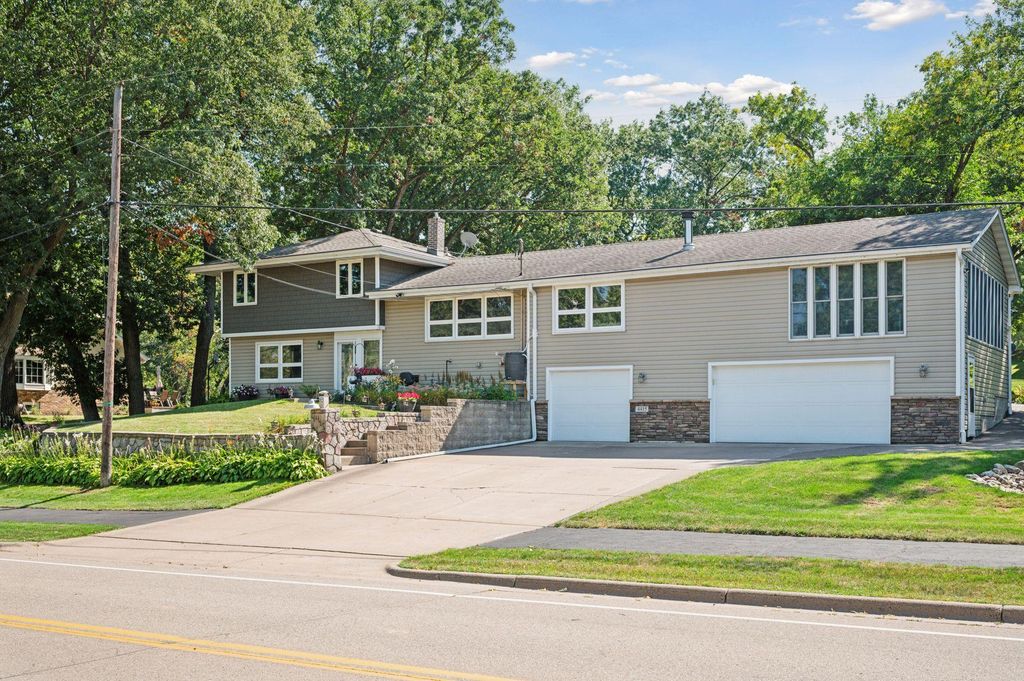 4415 Victoria Street N, Shoreview, MN 55126