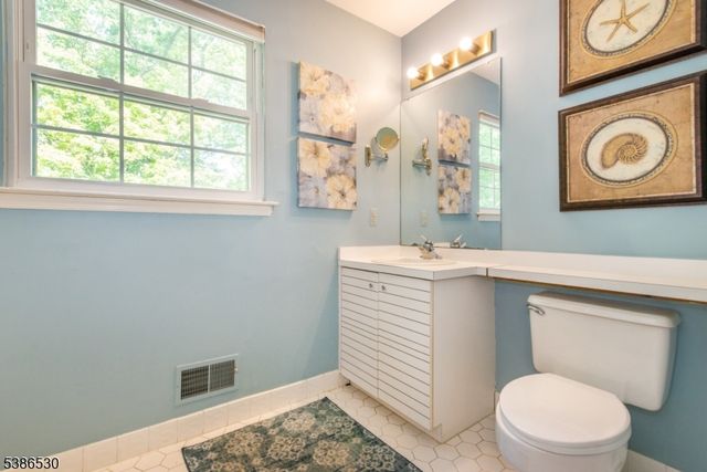 8 Tomahawk Dr, Wayne Twp., NJ 07470