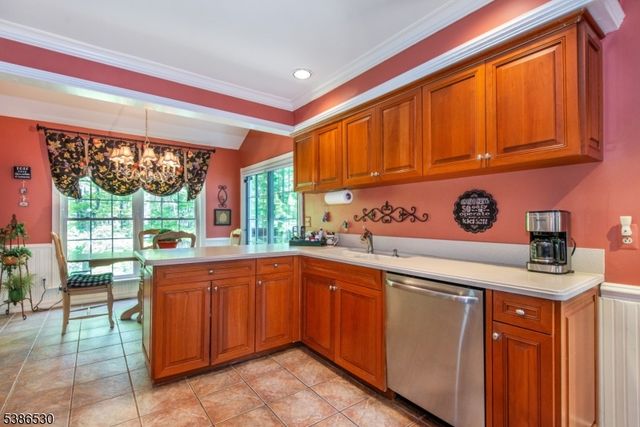 8 Tomahawk Dr, Wayne Twp., NJ 07470