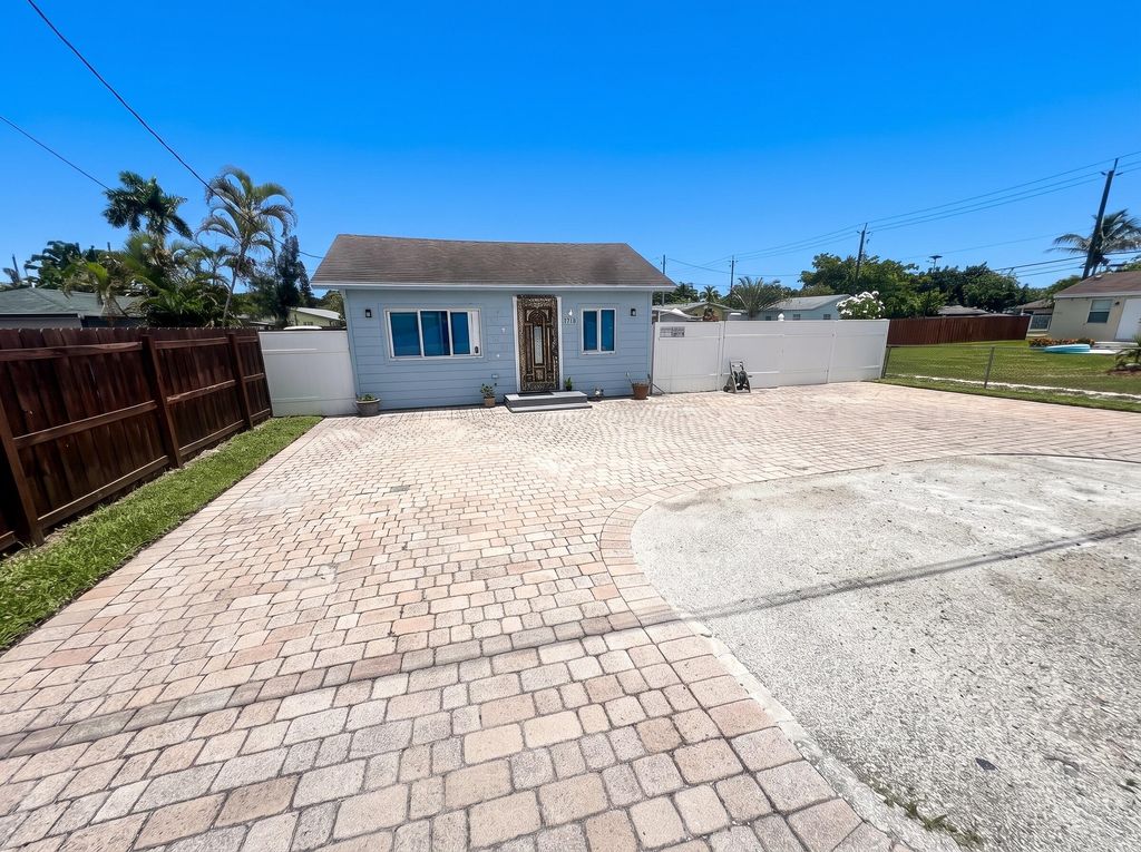 3718 COCONUT Road A, Palm Springs, FL 33461