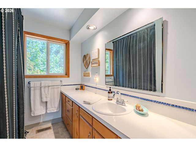 6210 Nw BERNIE Dr, Vancouver, WA 98663