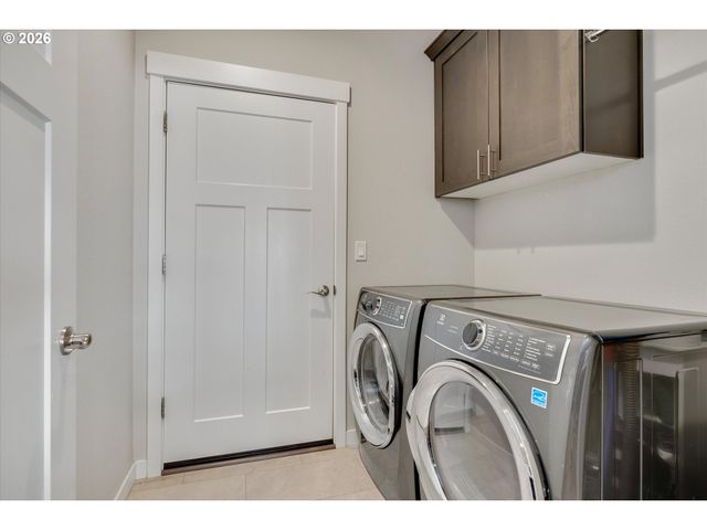 1149 S WALNUT St, Canby, OR 97013