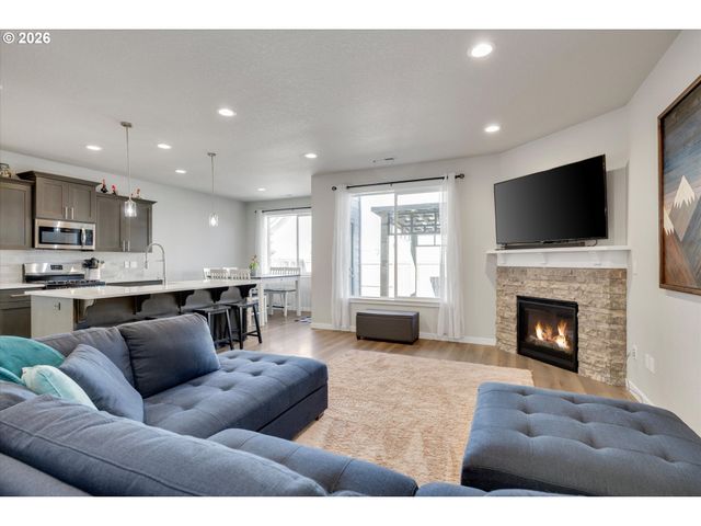 1149 S WALNUT St, Canby, OR 97013