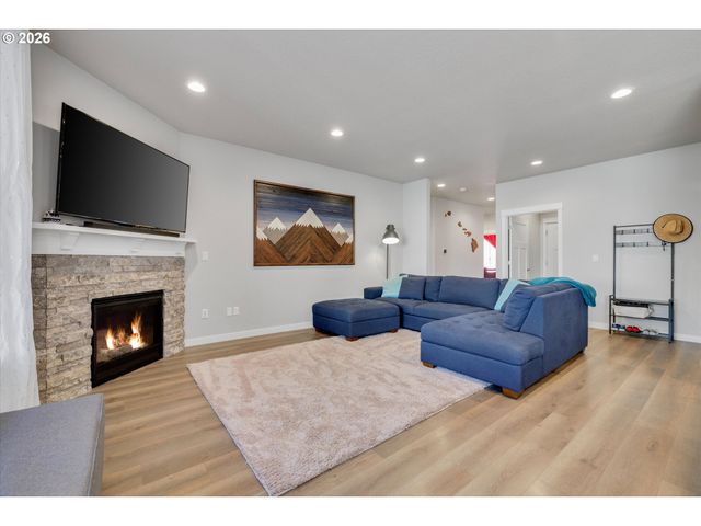 1149 S WALNUT St, Canby, OR 97013