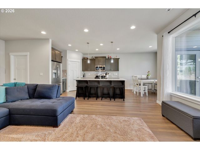 1149 S WALNUT St, Canby, OR 97013