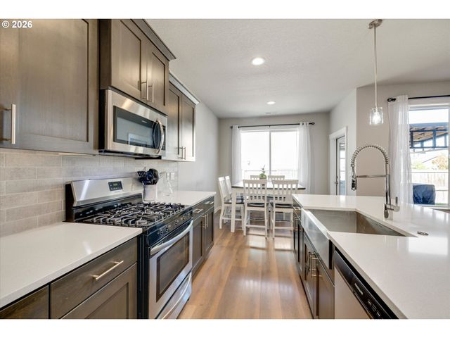 1149 S WALNUT St, Canby, OR 97013
