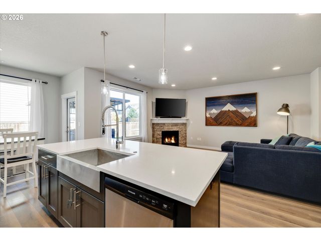1149 S WALNUT St, Canby, OR 97013