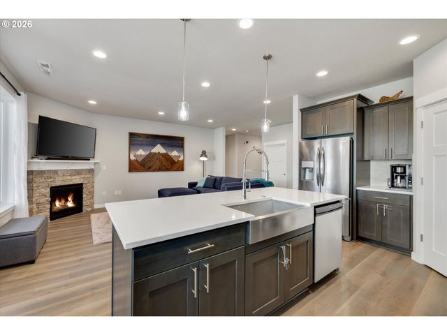 1149 S WALNUT St, Canby, OR 97013