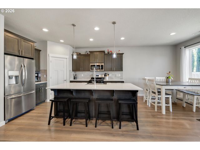 1149 S WALNUT St, Canby, OR 97013