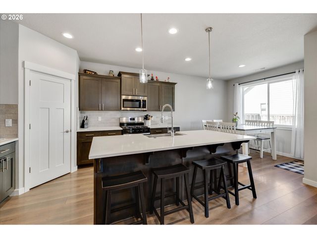 1149 S WALNUT St, Canby, OR 97013