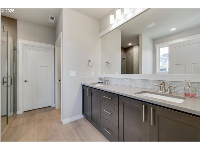 1149 S WALNUT St, Canby, OR 97013